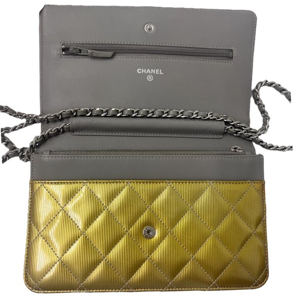Chanel Patent Classic wallet on chain - Picture 4 of 10